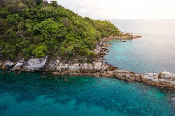 Koh Racha Noi ya da Racha Noi Adası 'nın havadan görünüşü, Andaman Denizi' nde kıyı boyunca turkuaz berrak suları olan güzel bir tropikal ada. Tayland, Phuket 'te yaz tatili için popüler bir yer..