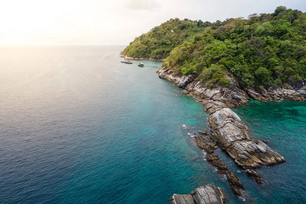 Koh Racha Noi ya da Racha Noi Adası 'nın havadan görünüşü, Andaman Denizi' nde kıyı boyunca turkuaz berrak suları olan güzel bir tropikal ada. Tayland, Phuket 'te yaz tatili için popüler bir yer..