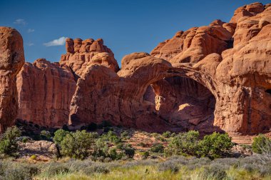 Birleşik Devletler 'in Utah eyaletinin Moab şehrinin kuzeyindeki Arches Ulusal Parkı' nda çift kemerli kaya oluşumu. ABD 'nin güneybatısındaki doğa harikası.