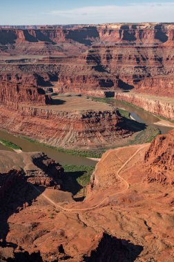 Ölü At Noktası 'ndan Colorado nehir manzarası. Dramatik kanyon manzarası, Kanyonlar Ulusal Parkı 'nda aşınmış engebeli manzara, Utah, ABD.
