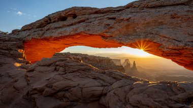 Güneş doğarken Mesa Kemeri, Amerika Birleşik Devletleri 'nin Utah eyaletinin kuzeyinde, San Juan İlçesi' nde, Canyonlands Ulusal Parkı 'ndaki bir uçurumun kenarına tünemiş muhteşem bir doğal taş kemer..