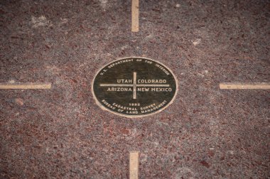 Dört Köşeli Anıt 'ın İşareti, ABD' nin güneybatısında Arizona, Colorado, New Mexico ve Utah eyaletlerinin birleştiği yer..
