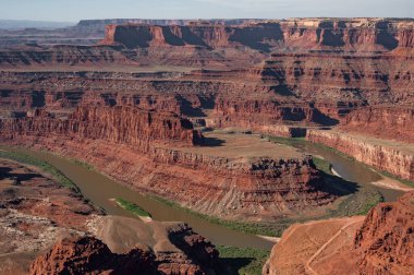 Ölü At Noktası 'ndan Colorado nehir manzarası. Dramatik kanyon manzarası, Kanyonlar Ulusal Parkı 'nda aşınmış engebeli manzara, Utah, ABD.