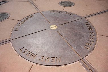 Dört Köşeli Anıt 'ın İşareti, ABD' nin güneybatısında Arizona, Colorado, New Mexico ve Utah eyaletlerinin birleştiği yer..