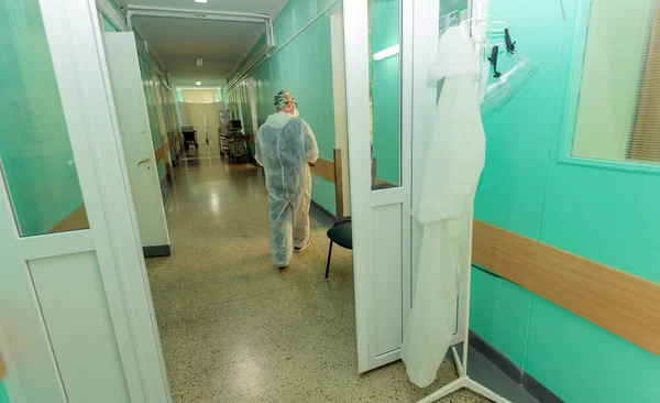 医者は頭蓋骨を使って病院の廊下を歩きます — ストック写真