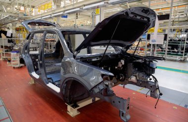 Tamamlanmamış arabaların üretimi için sıra