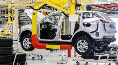 Tamamlanmamış arabaların üretimi için sıra