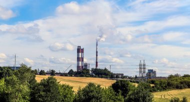 Kimyasal madde üretimi, ekilen tarlalar arasındaki kimya fabrikası. Çevre dostu üretim.