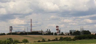 Kimyasal fabrikalar ekilen tarlalar arasında, kimyasalların üretimi.