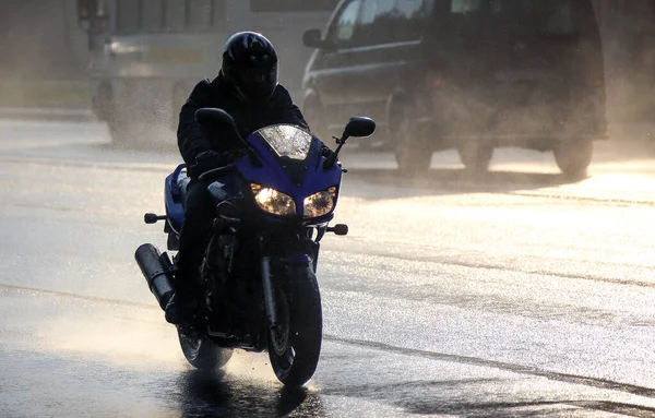 Jovem Passeio Moto Longo Uma Estrada Movimentada Dia Chuvoso — Fotografia de Stock