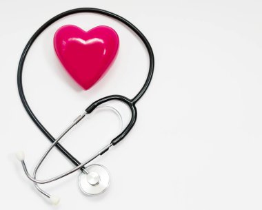 Kan basıncını ölçmek için steteskop beyaz arka planda, kalpte. Kardiyoloji, kalp hastalığı.