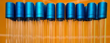 Laboratuvar test tüpleri masadaki laboratuvarda duruyor..