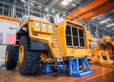 Ağır madencilik damperli kamyonları fabrikada..