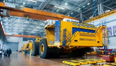 Ağır madencilik damperli kamyonları fabrikada..