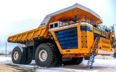 Ağır madencilik damperli kamyonları fabrikada..