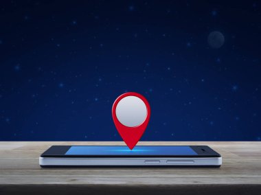 Fantezi gece gökyüzü ve ay, harita işaretçi gezinti kavramı üzerinde ahşap masa üzerinde modern akıllı telefon ekranında PIN konumu düğmesini göster
