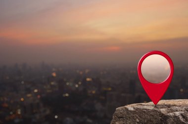 Harita PIN konumu düğmesi taşın üzerinde bulanıklık cityscape sıcak ışık sundown, harita işaretçi gezinti kavramı