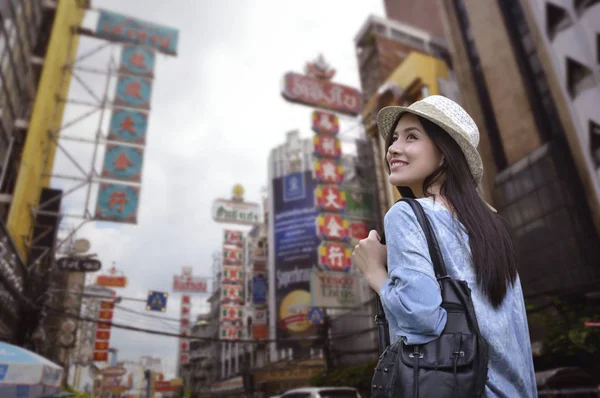 年轻的亚洲女人旅行者肩上背着背包 旅行帽行走在中国城市 旅游假期放松概念 — 图库照片