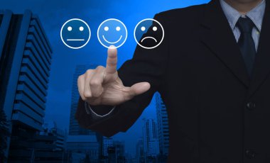 Modern ofis şehir Kulesi, iş müşteri hizmeti değerlendirme ve geribildirim beğeni kavramı üzerinde mükemmel gülen yüz derece simgesi basarak işadamı