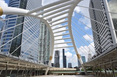 Köprü ve gökyüzünde bts skytrain İstasyonu'na yüksek modern ofis kulesi ile bağlantı ve bina, arazi işareti Bangkok şehir, Tayland