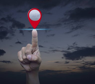 Günbatımı gökyüzü, harita işaretçi gezinti kavramı üzerinde harita PIN konumu düğmesine basarak el