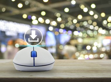Ahşap masa üzerinde kablosuz bilgisayar fare simgesiyle bulanıklık ışık ve gölge, Alışveriş Merkezi, işyeri internet kavramı üzerinde download