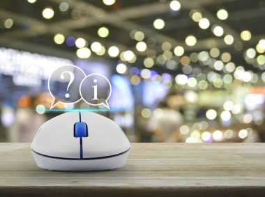 Soru işareti ve bilgi sohbet simgesi kablosuz bilgisayar fare ile üzerinde ahşap masa üzerinde ışık ve gölge Alışveriş Merkezi, müşteri destek kavramı ve bulanıklık