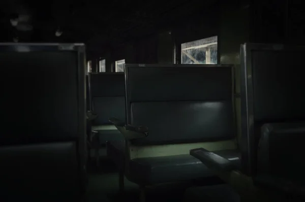 空のビンテージ グリーン シート インテリア キャビンの古いディーゼル列車 劇的なトーン バンコク — ストック写真