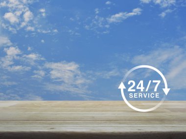 beyaz bulutlar, tam zamanlı hizmet anlayışı ile mavi gökyüzü üzerinde ahşap masa üstünde kutsal kişilerin resmi 24 saat hizmet