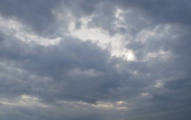 Dramatik karanlık fırtına bulutları ve gökyüzü yağmur önce