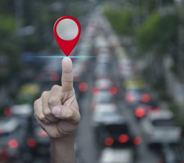 Bitirim arabalar ve road, harita işaretçi gezinti kavramı ile bulanıklık üzerinde harita PIN konumu düğmesine basarak el