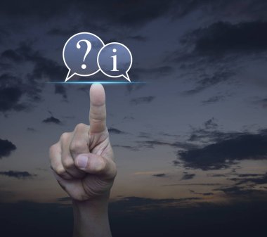 Soru işareti ve bilgi sohbet simgesi üzerinde günbatımı gökyüzü, müşteri destek kavramı basarak el