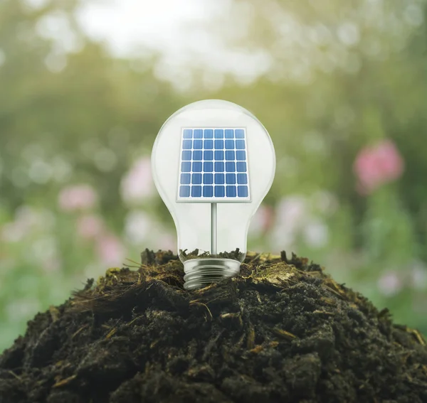 Glühbirne Mit Solarzelle Drinnen Auf Erdhaufen Über Rosa Blume Und — Stockfoto