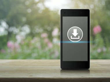 Bulanıklık Pembe çiçek ve ağaç, iş Internet kavramı üzerinde modern akıllı telefonun ekranında ahşap masa üstünde kutsal kişilerin resmi indir