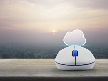 Kopya alanı ve kablosuz bilgisayar fare gün batımı, vintage tarzı, bulut bilgi işlem kavramı, modern şehir kulesi üzerinde ahşap masa üstünde bulut simgesiyle