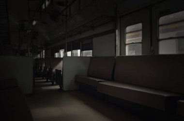Vintage kahverengi koltuk boş iç kabin eski dizel tren, dramatik sesi, Bangkok, Tayland