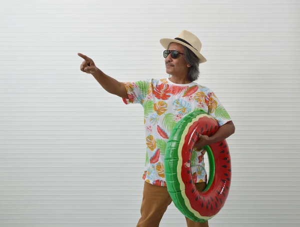 Asijské Muž Šťastný Starší Cestující Letní Tričko Slaměný Klobouk Sluneční — Stock fotografie