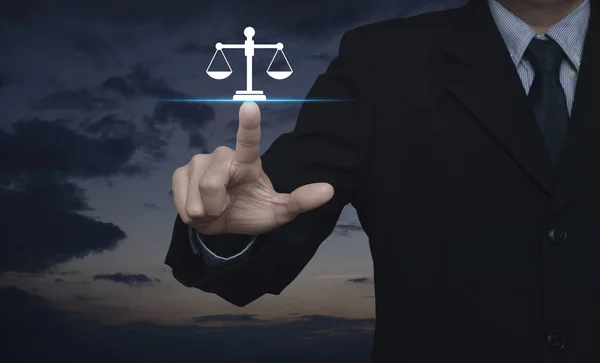 日没の空の上に法律フラットアイコンを押すビジネスマン ビジネス法的サービスの概念 — ストック写真