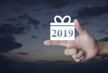 Hediye kutusu mutlu yeni yıl 2019 günbatımı gökyüzü, online kavramı alışveriş iş üzerinde parmak simgesine