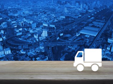 Kamyon modern şehir Kulesi, street, otoyol ve gökdelen üzerinde ahşap masa üstünde kutsal kişilerin resmi teslim, iş ulaşım hizmet online kavramı