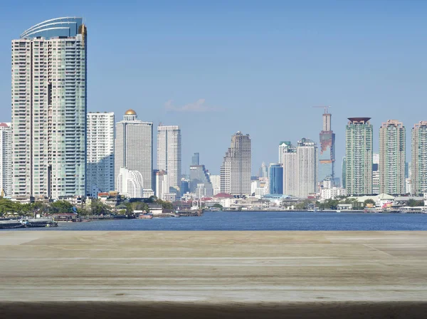 空褐色木桌顶部在现代办公室城市塔和摩天大楼为背景 — 图库照片