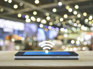 Wi-fi düğme düz simgesi üzerinde bulanıklık ışık ve gölge Mall, ahşap masa üzerinde modern akıllı telefon ekranında kavramı, teknoloji ve internet