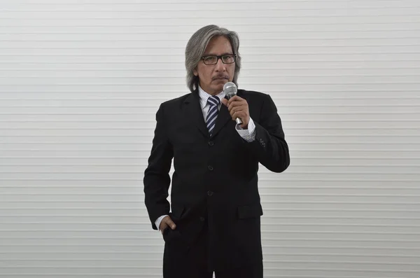 Älterer Asiatischer Geschäftsmann Schwarzem Anzug Und Brille Spricht Mit Mikrofon — Stockfoto