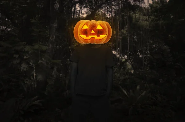 Zucca Mostro Testa Uomo Corpo Piedi Sopra Scuro Foresta Albero — Foto Stock