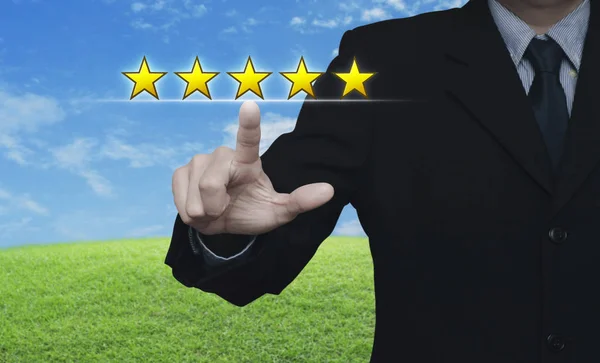 Бизнесмен Нажимает Пять Золотых Звезд Повысить Рейтинг Над Зеленым Травяным — стоковое фото