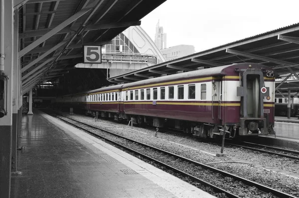 Starý Motorový Vlak Čeká Nástupišti Nádraží Bangkok Thajsko — Stock fotografie