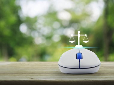 Hukuk düz simgesi kablosuz bilgisayar fare ile üzerinde ahşap masa üzerinde bulanıklık yeşil ağaç Park, iş Hukuk Servisi online kavramı