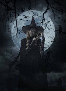 Çapraz üzerinde bekleyen bir kafatası, kilise, karga, kuşlar, ölü ağaçlar, dolunay ve bulutlu gökyüzü, Cadılar Bayramı gizem kavramı holding Halloween cadı