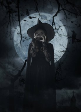 Korkunç halloween cadı çapraz üzerinde duran, kilise, karga, kuşlar, ölü ağaçlar, dolunay ve ürkütücü bulutlu gökyüzü, Cadılar Bayramı gizem kavramı
