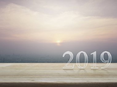 Mutlu yeni yıl 2019 metin modern ofis şehir kule ve gökdelen, vintage tarzı, iş tebrik kartı kavramı üzerinde ahşap tablo